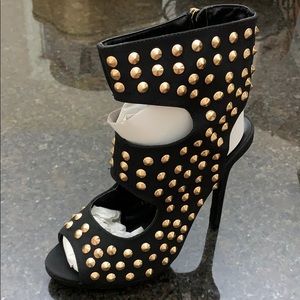 New. Women’s 7.5 black heels / Gold studs. Liliana